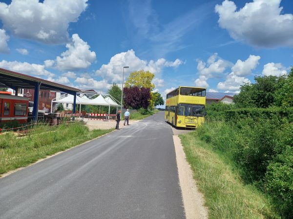 Links die U-Bahn noch ohne Zaunanlage